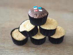 cupcakes set in pyramid