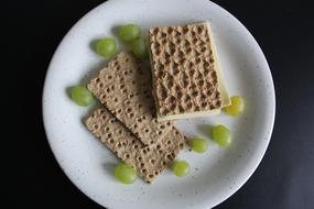 Crunchy snack with grapes