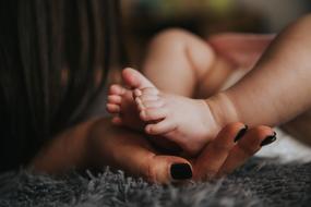 Mom hanb baby feet