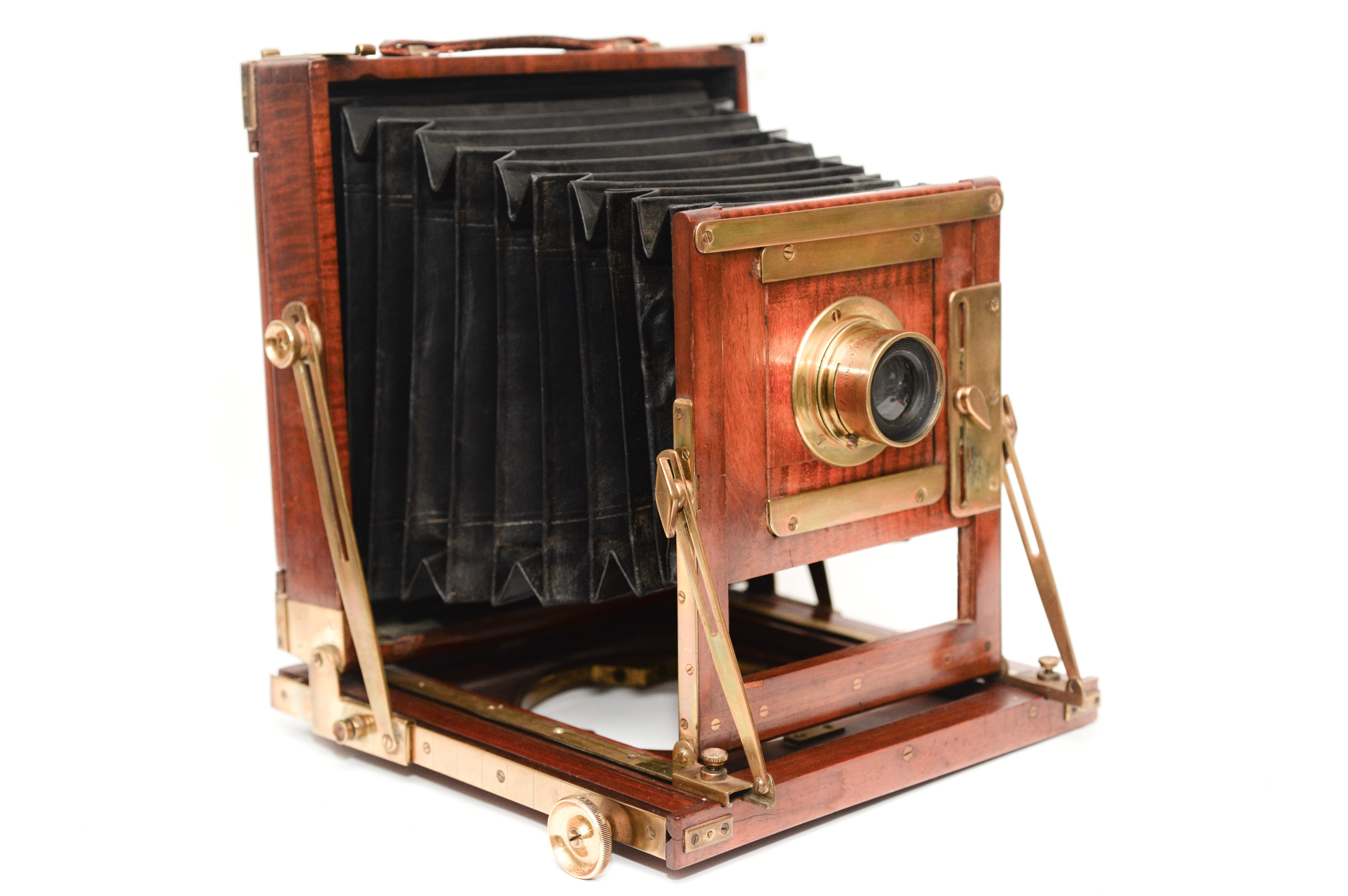 Первый фотоаппарат. Фотоаппарат Сэттона 1861. Первый фотоаппарат 1861 Томас Сэттон. Первый фотоаппарат 1865 году т. Сеттона. Т Сэттон первый зеркальный фотоаппарат.