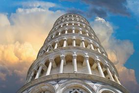 photo Leaning tower of Pisa against the background of clouds