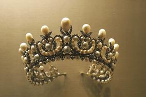 crown with pearls for the queen