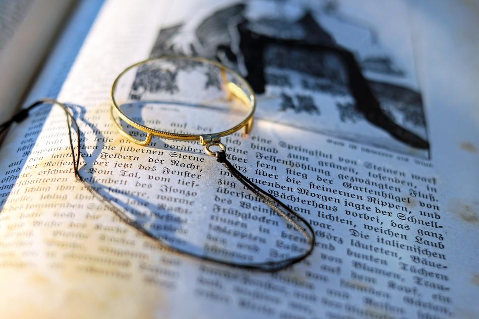 Monocle Old and text