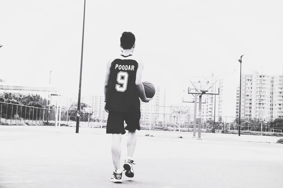 Guy Basketball monochrom