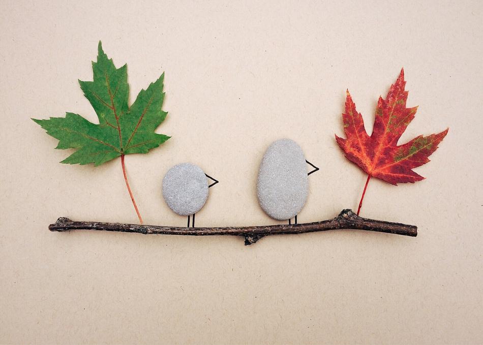 application of white pebbles and maple leaves