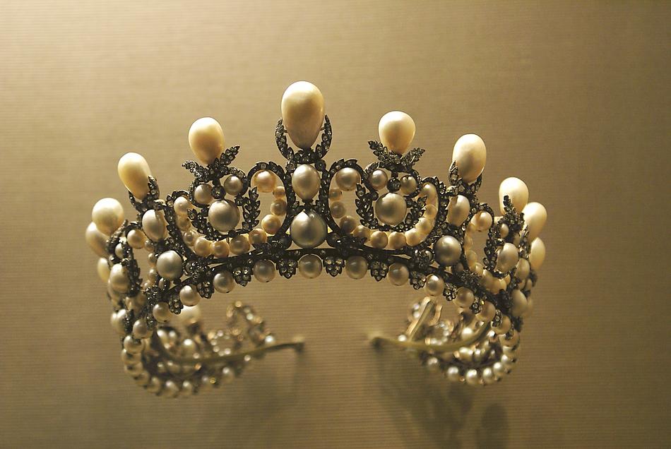 Crown with pearls for the queen free image download