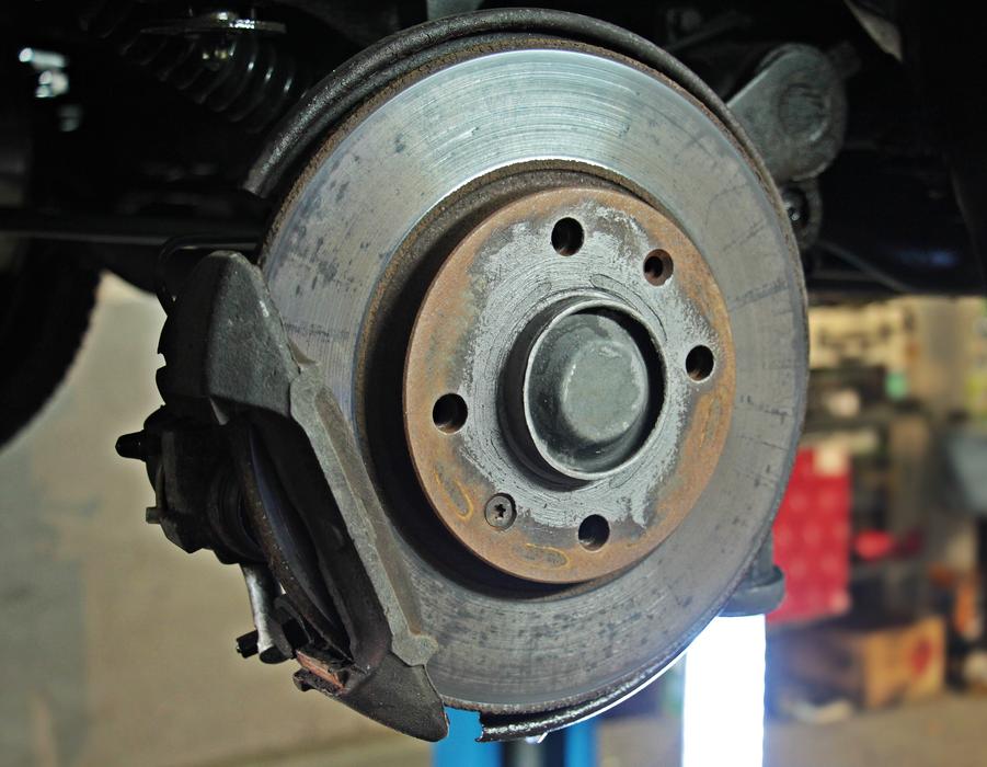 replacement of brake discs in the garage