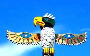 Totem Pole at sky, raptor Bird
