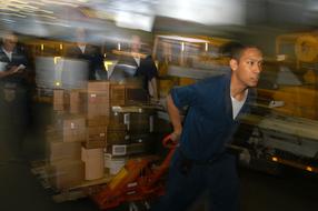 Sailor on the USS Kitty Hawk, in movement, in the Philippine Sea