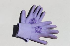 Purple gardening gloves with the patterns