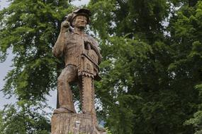 monument to the lumberjack in the forest