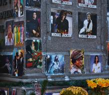 photos of Michael Jackson on monument