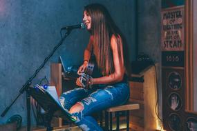 goodly Singing Girl