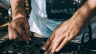 Djs El Mixer hand