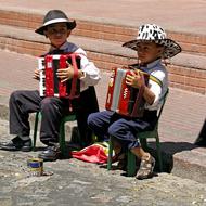 picture of the kids playing harmonic on the street in Buenos Aires