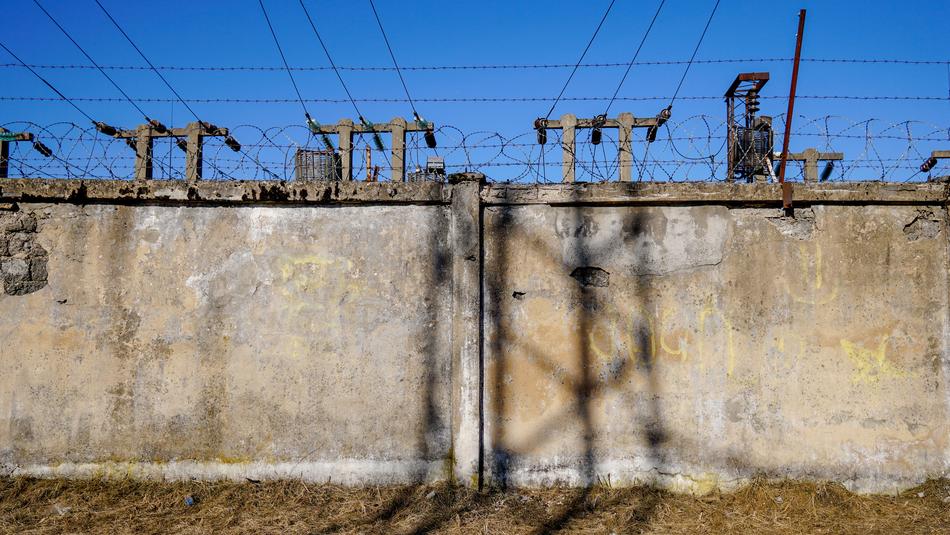 concrete wall with wire