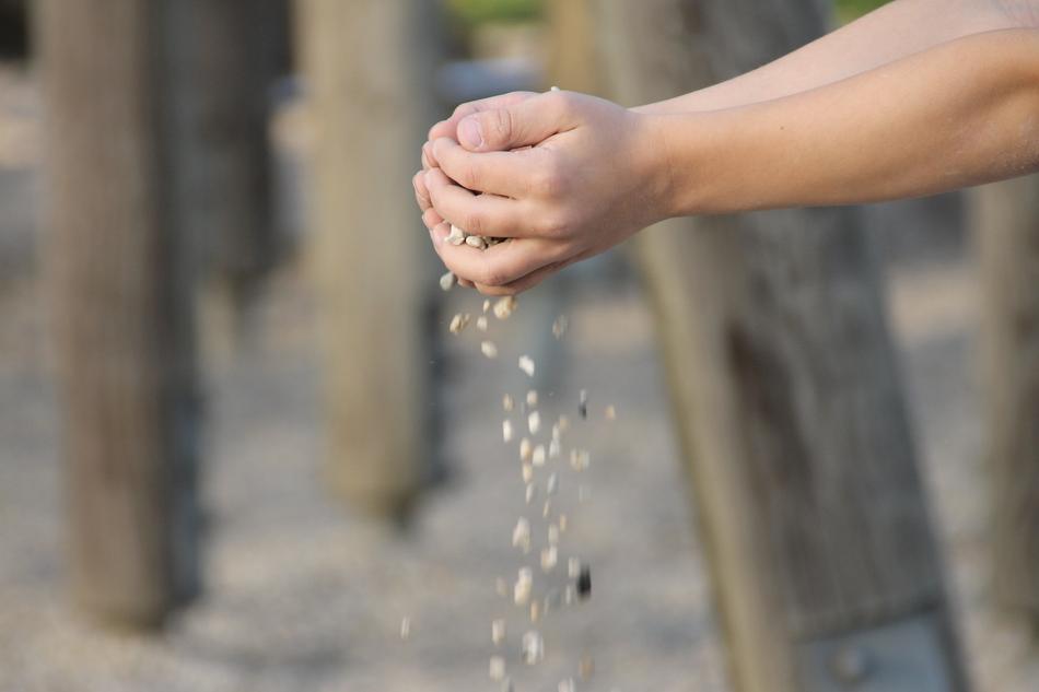 sand stream in hand