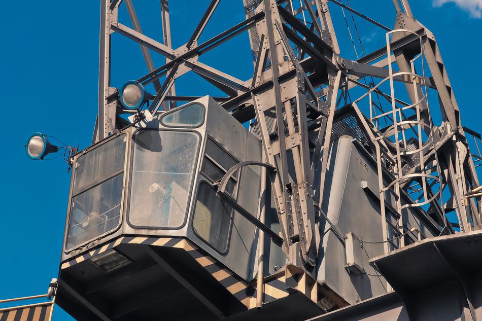 Close-up of the crane machine in DÃ¼sseldorf, Germany, under the blue sky
