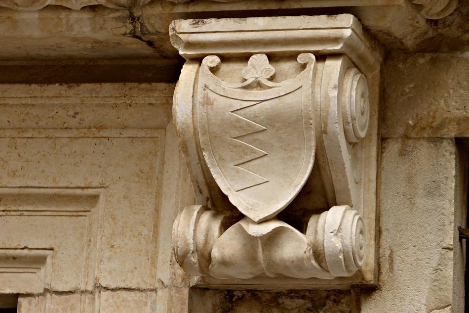 cutting on elements of a stone house