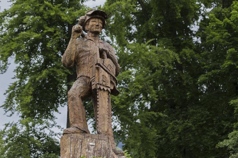 monument to the lumberjack in the forest