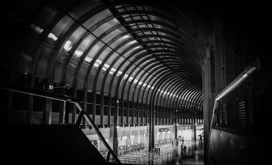 Black and white photo of the stairs, with the ceiling, in the airport