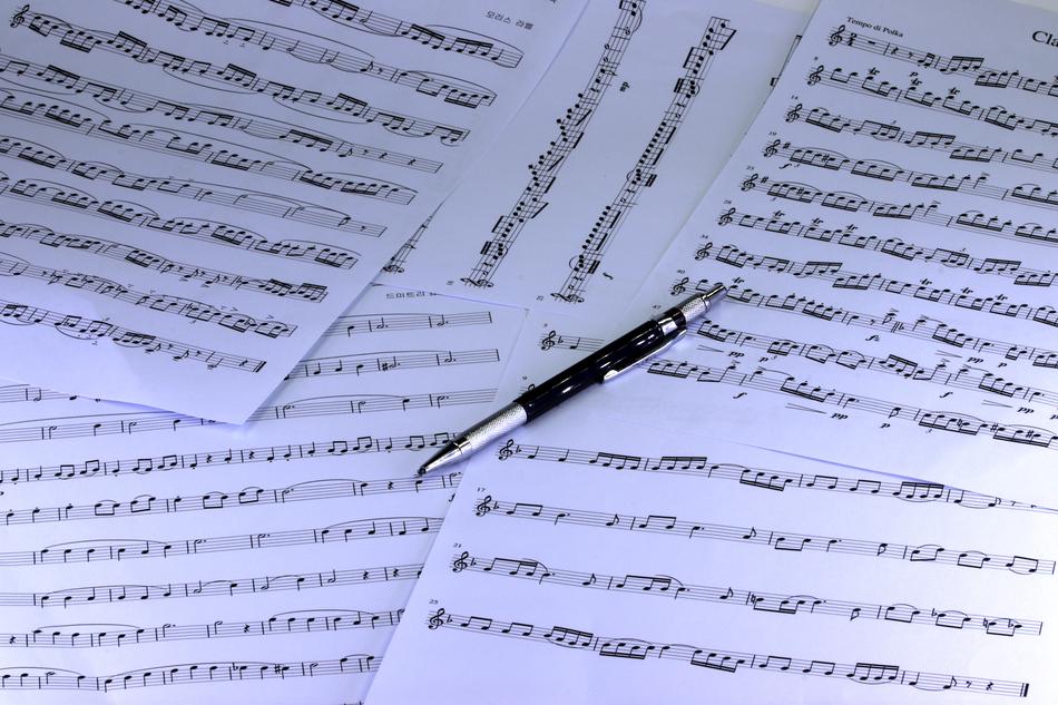 Music Clef and pen