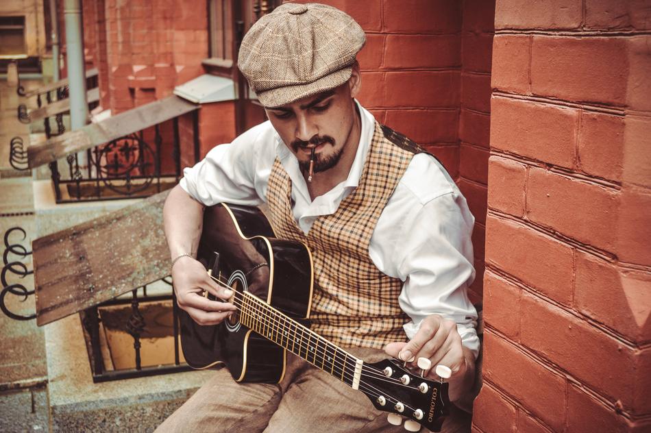 Musician with guitar in Gatsby style