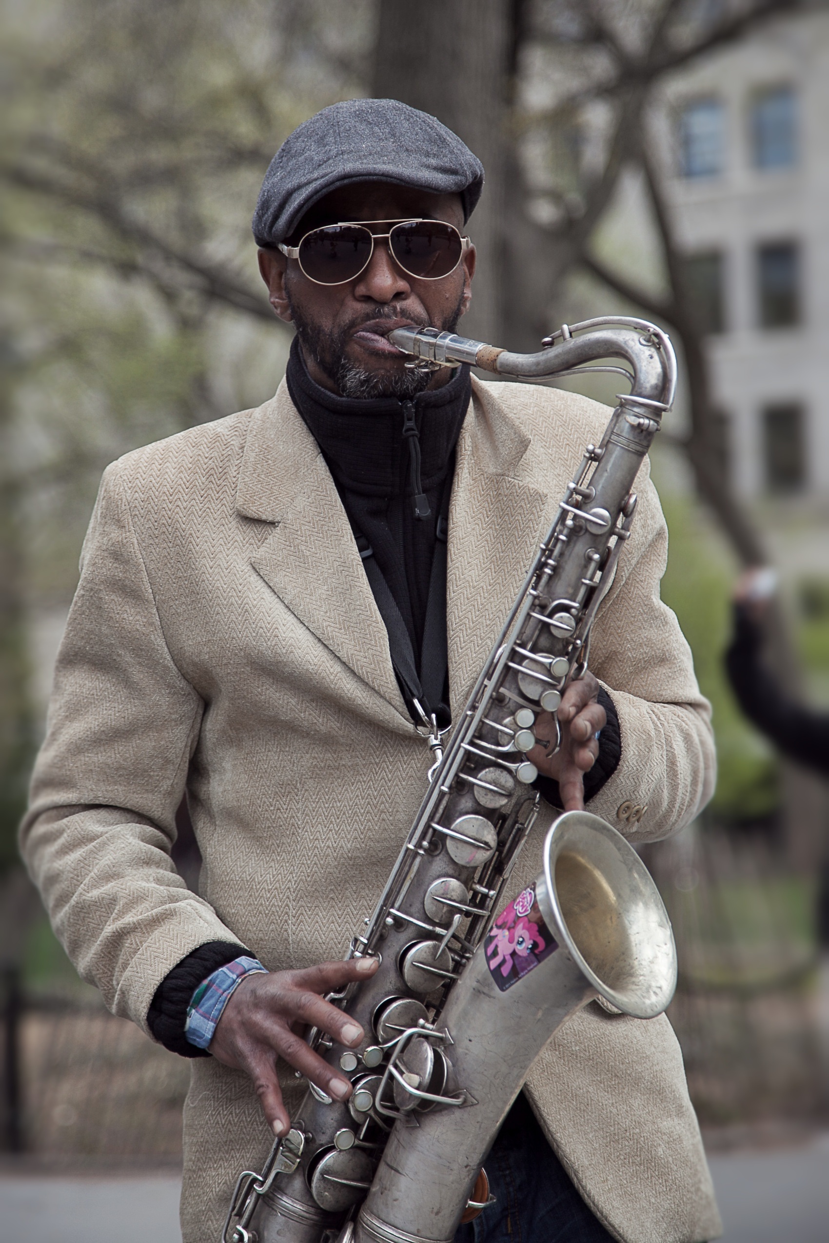 Playing saxophone. Афроамериканец музыкант джаз блюз. Саксофонист. Джазовый саксофонист. Саксофон и музыкант.