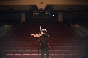 rehearsal of violinist