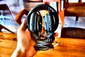 Headphone Marshall hand