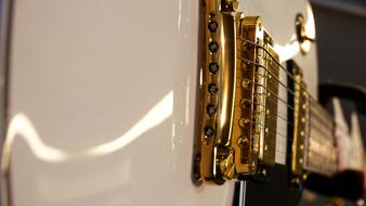 Guitar Rock white gold
