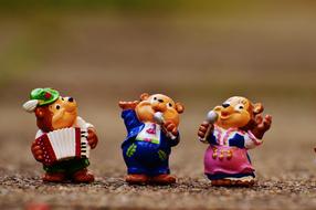 toy Bears in traditional Bavarian costumes play Music and sing