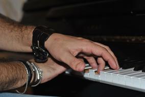 piano hands play