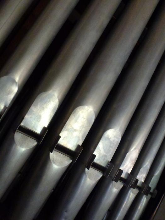 Whistle on the organ in light, in the church
