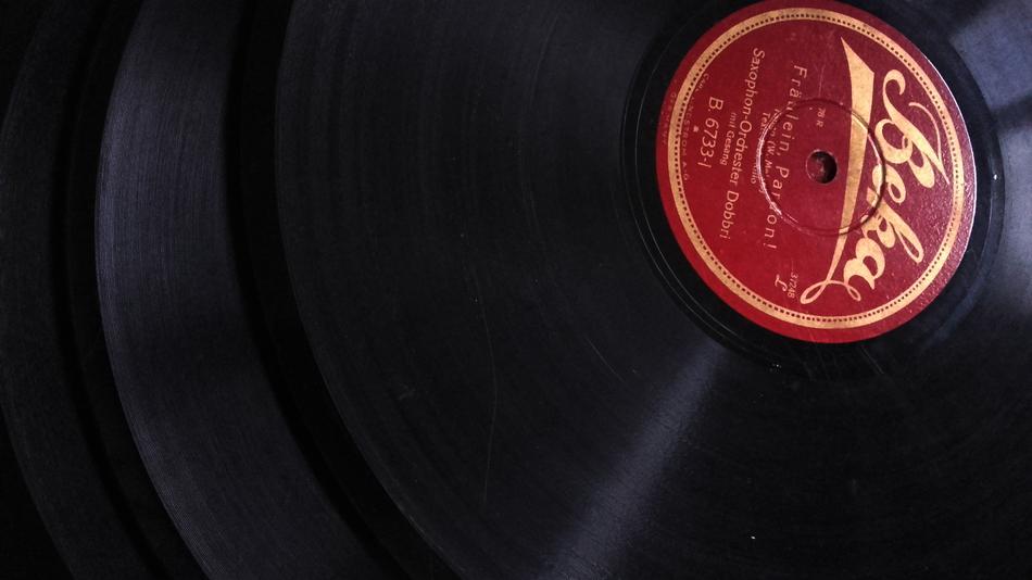 Beautiful, shiny vinyl with the red and gold core