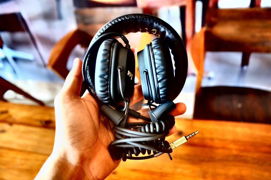 Headphone Marshall hand