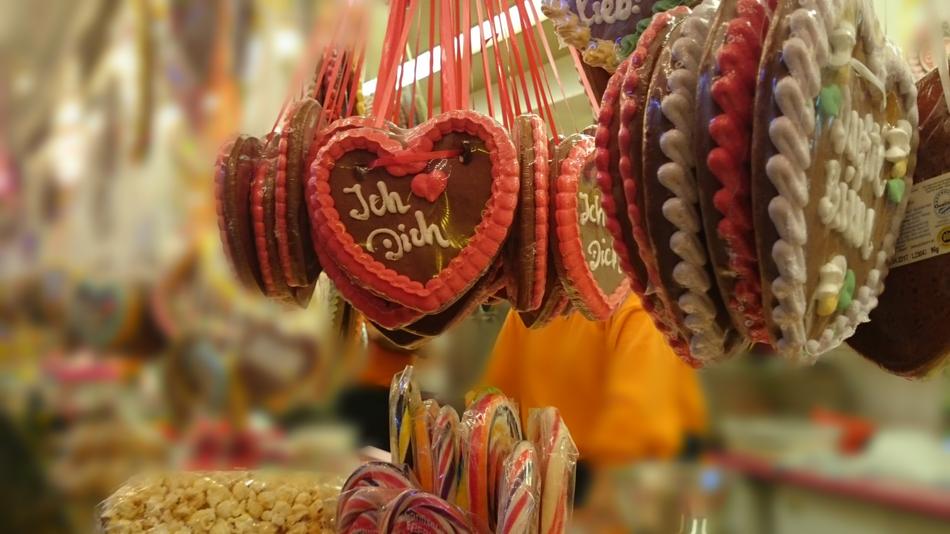 gingerbread hearts at christmas market