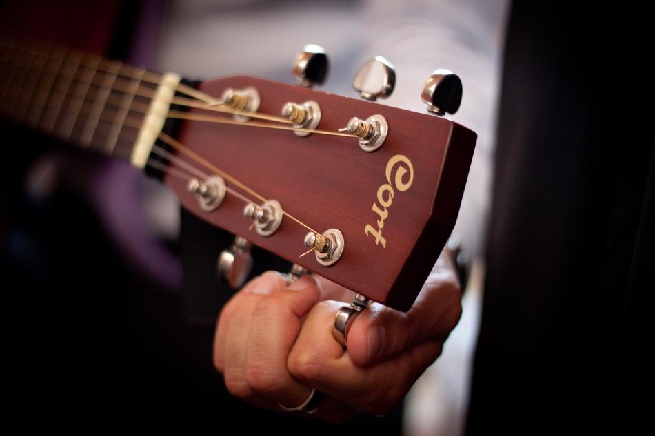 guitar gort hand