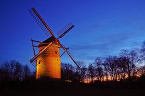 evening photo of a windmill in Krefeld