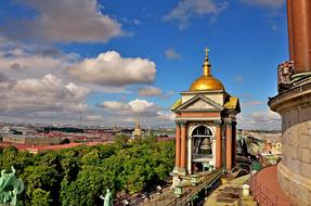 golden domes in the architecture of St. Petersburg