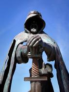 monument to the king with a sword in england