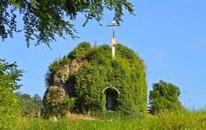 Tomb Monument green