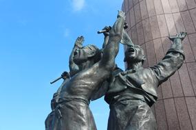 Call Independent people statue