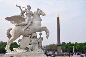 white Sculpture RenommÃ©e Du Roi