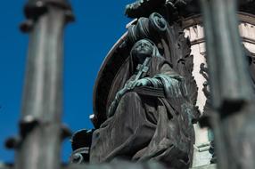 Sculpture Travel woaman