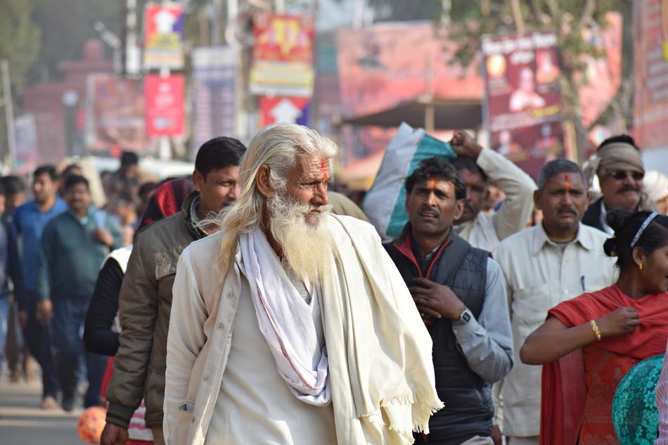 believing Hindu man in white clothes