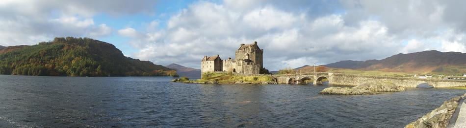 Beautiful landscape with the caste, on the coast of Loch, among the mountains on Eilean Donan, in Soctland