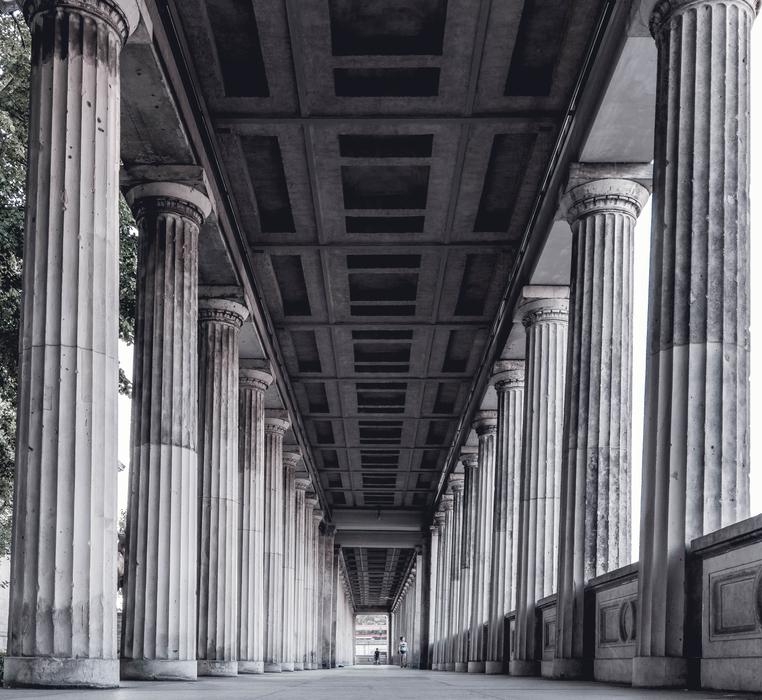 columns in the Berlin museum in black and white
