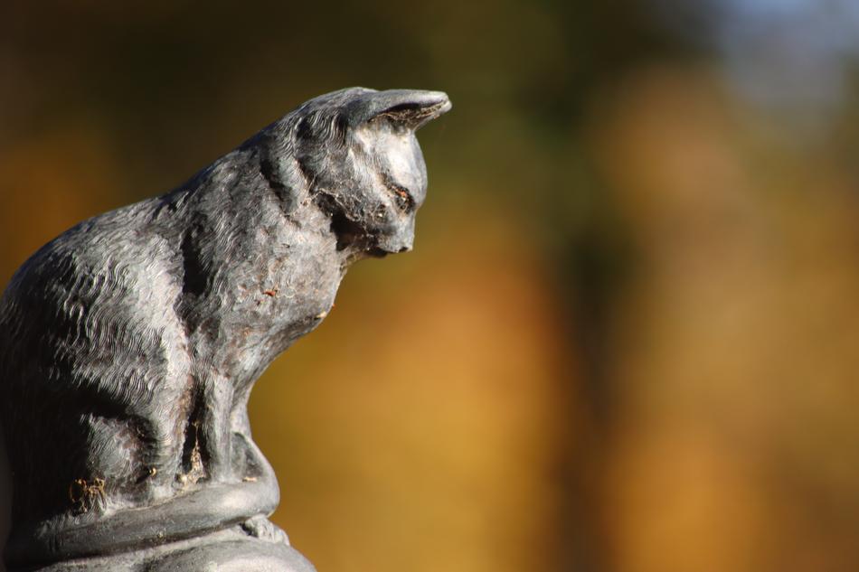 sculpture of a cat on a tombstone