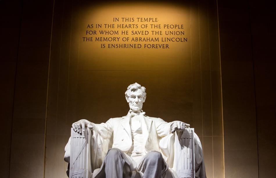 sculpture of abraham lincoln near the wall